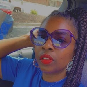 Meet your Posher, Monique